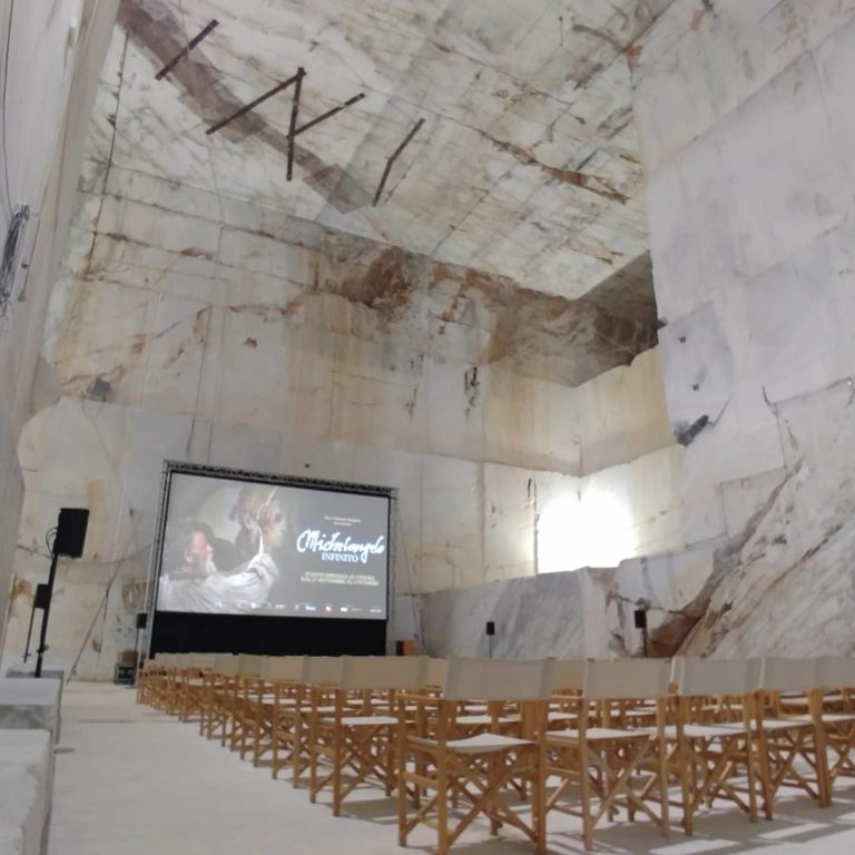 Proiezione in una cava di marmo · Carrara